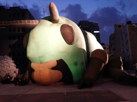巨大バッタ
